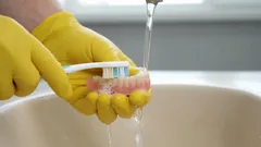 Tandläkare påminner om: 5 misstag med tandproteser som man inte får bortse från